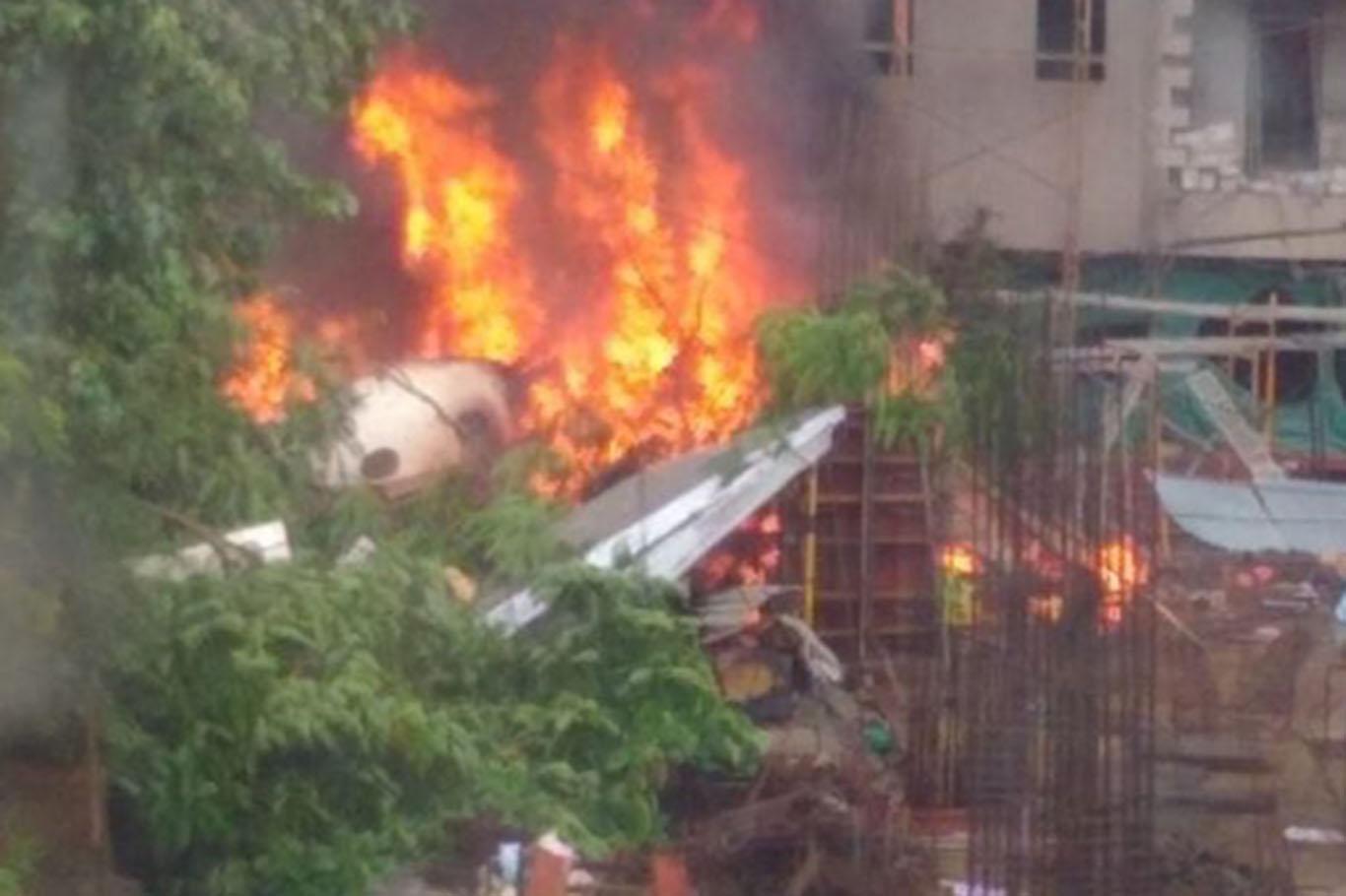 Hindistan'da uçak şehre düştü: 5 ölü